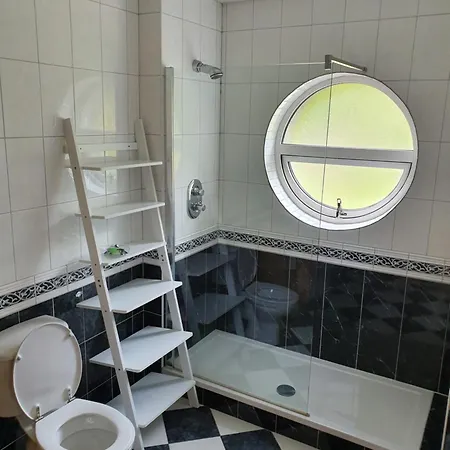 Проживание в семье Priory Guest *